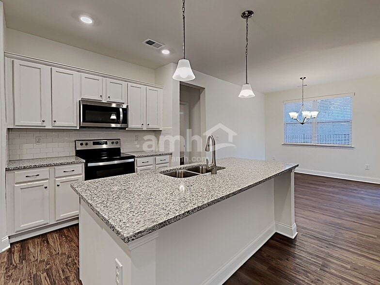 Building Photo - 5280 Valley Dr