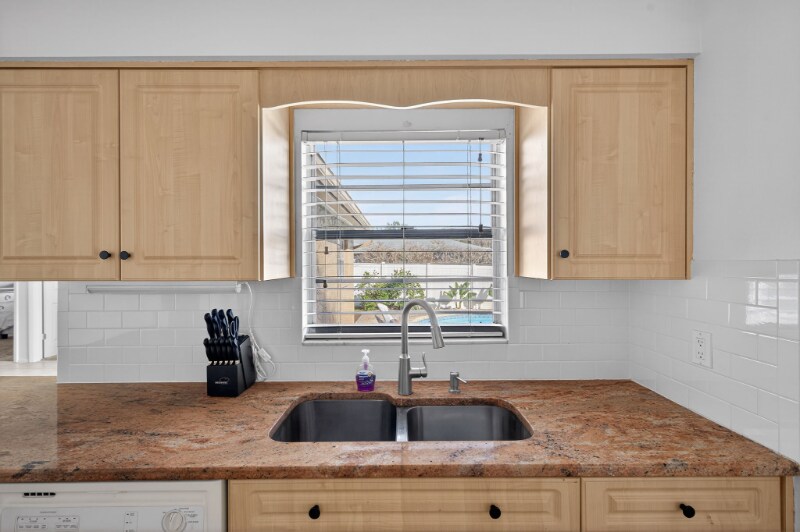 Building Photo - 8195 Coachlight Cir