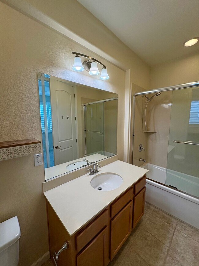 Building Photo - Spacious 4-Bedroom Townhouse