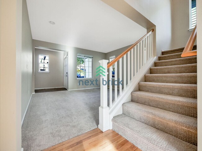 Building Photo - 5 Bed and 3.5 Bath Single-family Home is A...