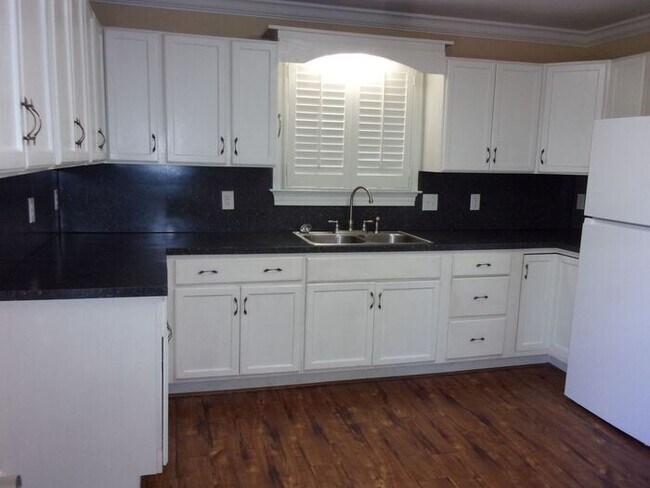 Building Photo - Beautifully Landscaped 2 Bedroom 1 Bath Home in College Park