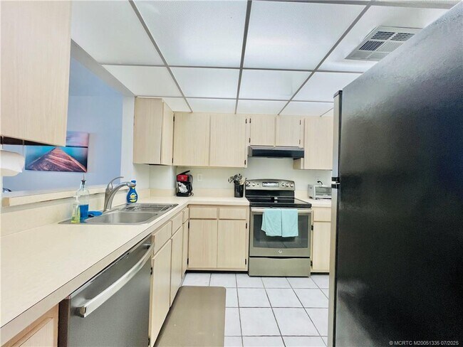Building Photo - 10680 S Ocean Dr
