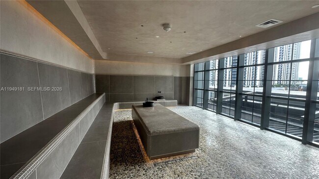 Building Photo - 601 NE 1st Ave