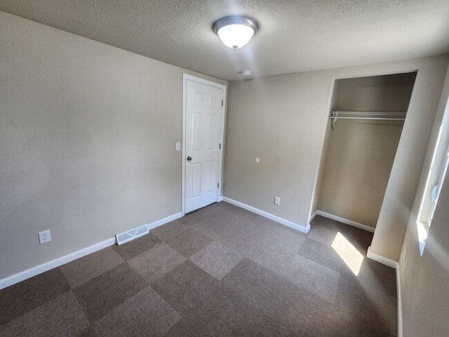 Building Photo - 3BR Home with Modern Kitchen in Knoxville, IA