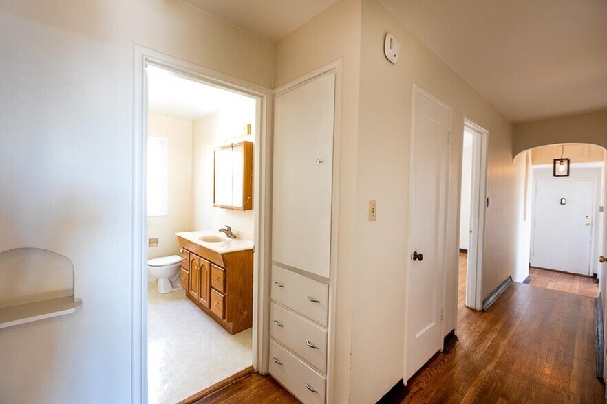 Building Photo - Elegant Kensington living with comfort, character, and scenic appeal