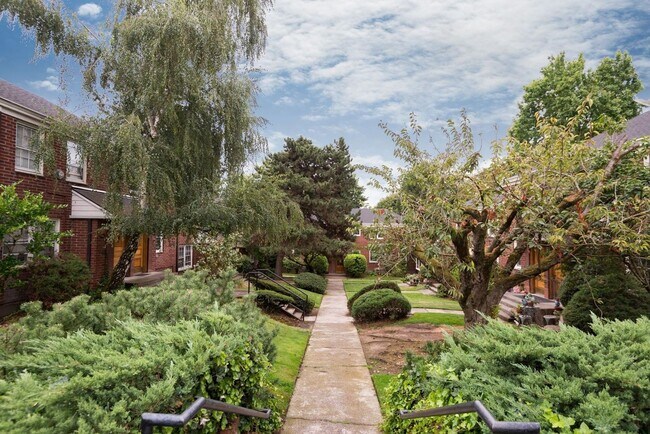 Building Photo - Vintage 2 Bedroom Townhouse