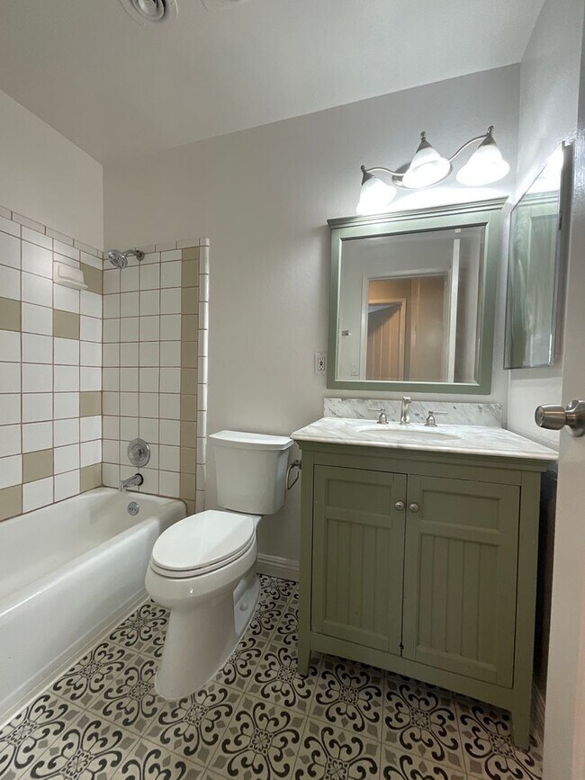 Building Photo - 3 Bedroom 2 Bathroom Single Story Home