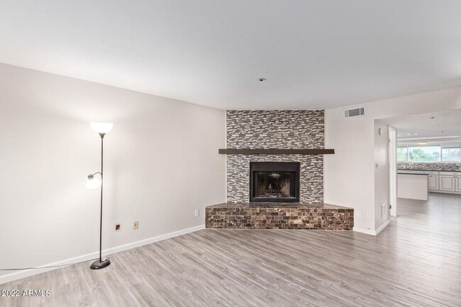 Building Photo - Charming 2 Bed 2 Bath Townhome near Downto...