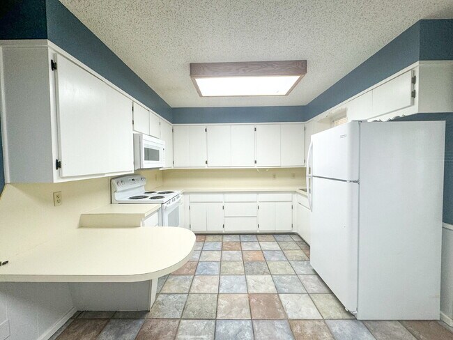 Building Photo - Charming 2/1/1 With Additional Garage Storage