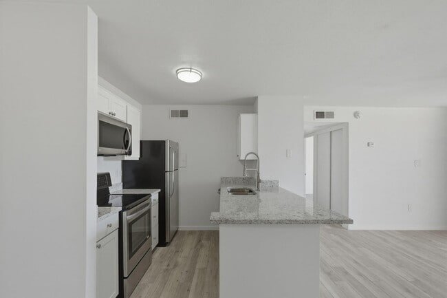 Building Photo - 8055 E Thomas Rd