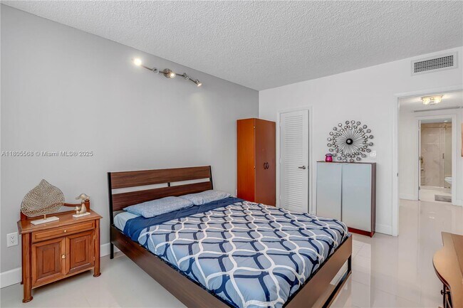 Building Photo - 500 Bayview Dr