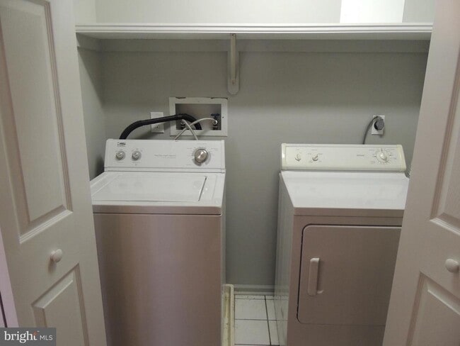 Building Photo - 404 Pinebrooke Cir