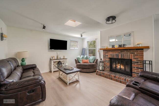 Building Photo - 405 N Bridge St