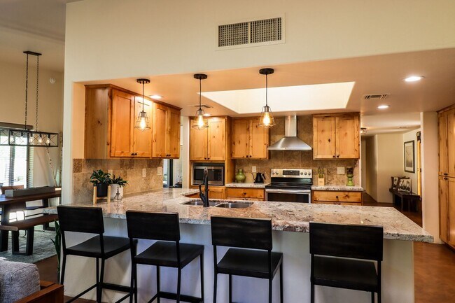 Building Photo - Contemporary Desert Beauty with Pool