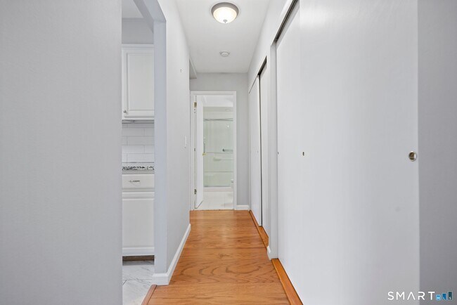 Building Photo - 891 Farmington Ave