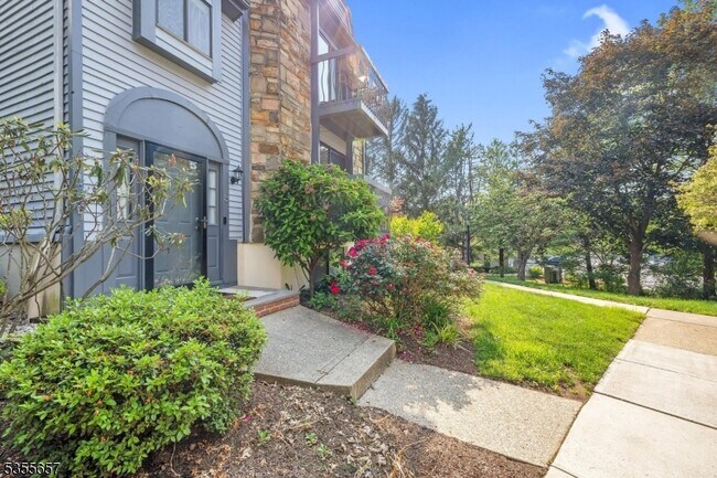 Building Photo - 8 Delbarton Ct