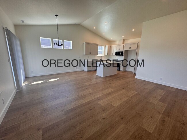 Building Photo - Gorgeous New Construction in Brand New Veneta Subdivision