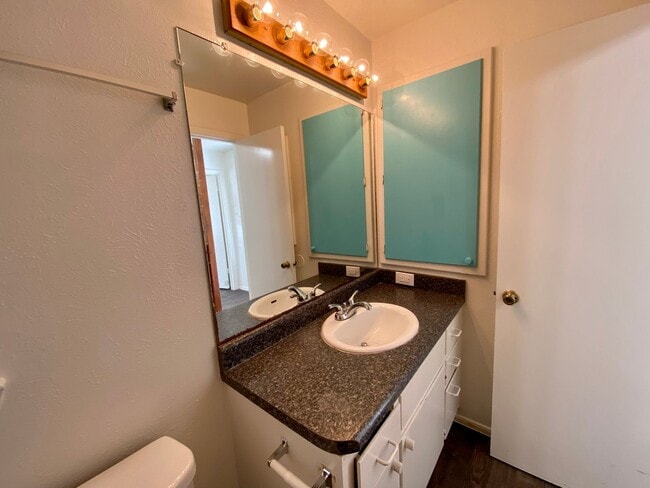 Building Photo - 30th-407 E