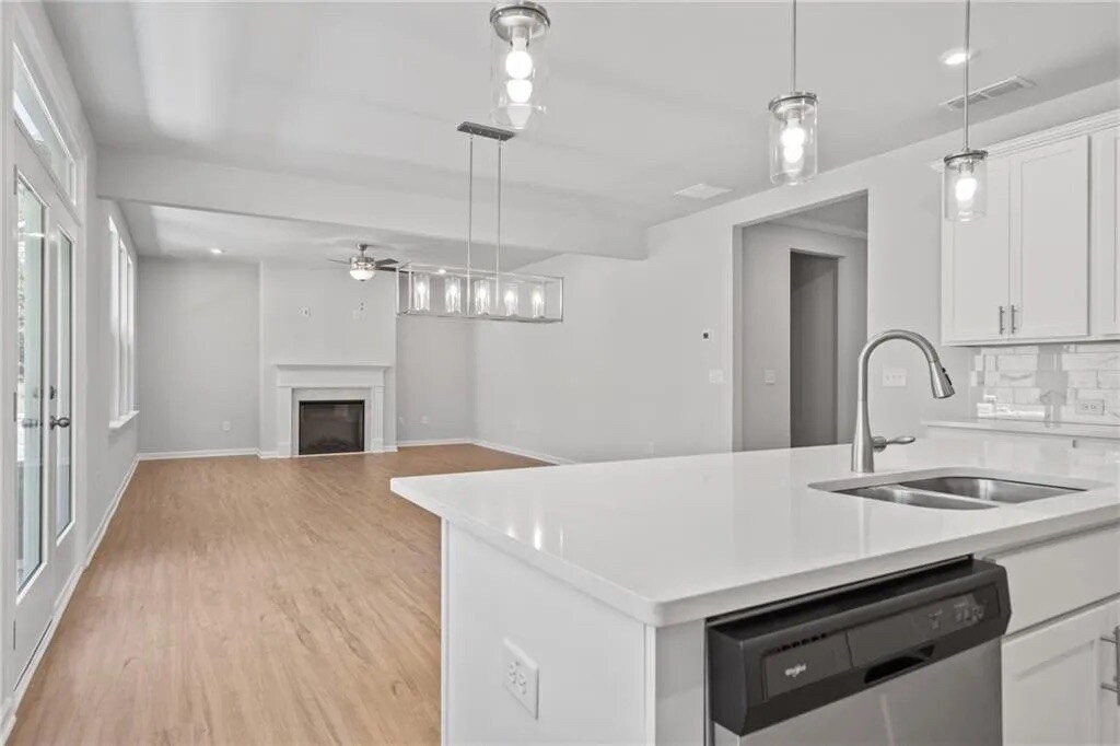 Building Photo - Room in House on Riverwood Dr