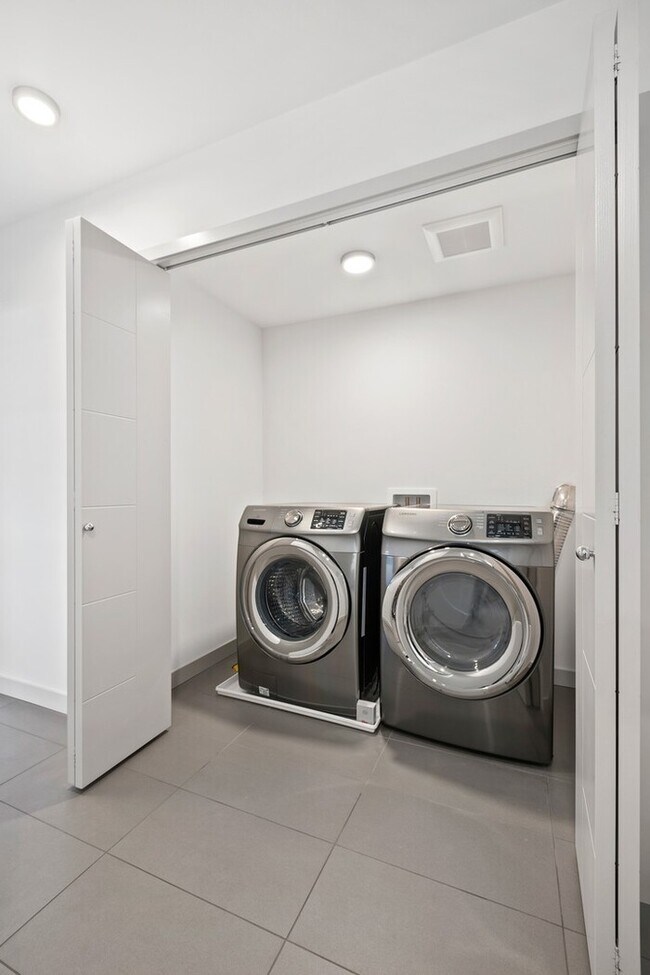 Building Photo - Impeccable Greenwood Townhome with Air Con...
