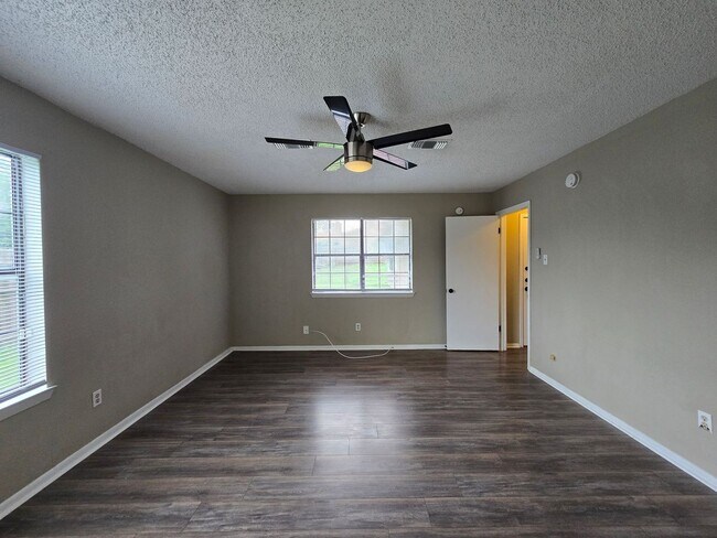 Building Photo - 1710 Joy Dr