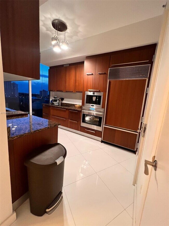 Building Photo - 15811 Collins Ave