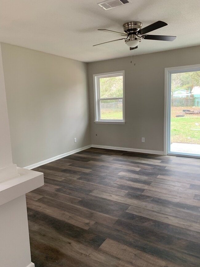 Building Photo - *NEWLY REMODELED*