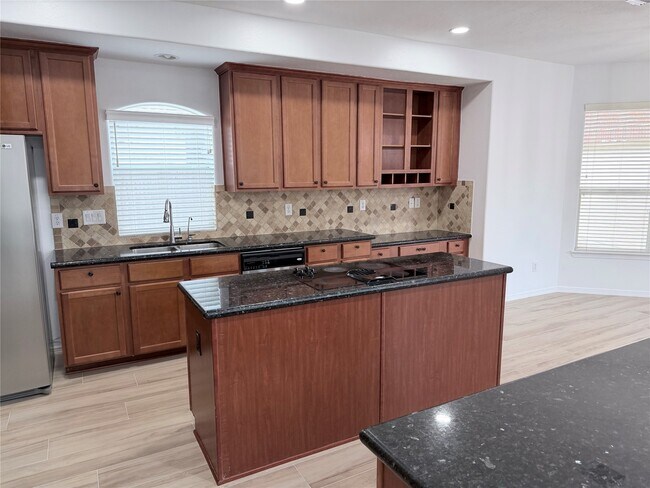 Building Photo - 16406 Lakewood Field Dr