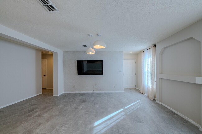 Building Photo - 4031 Cresta Park Ave NW