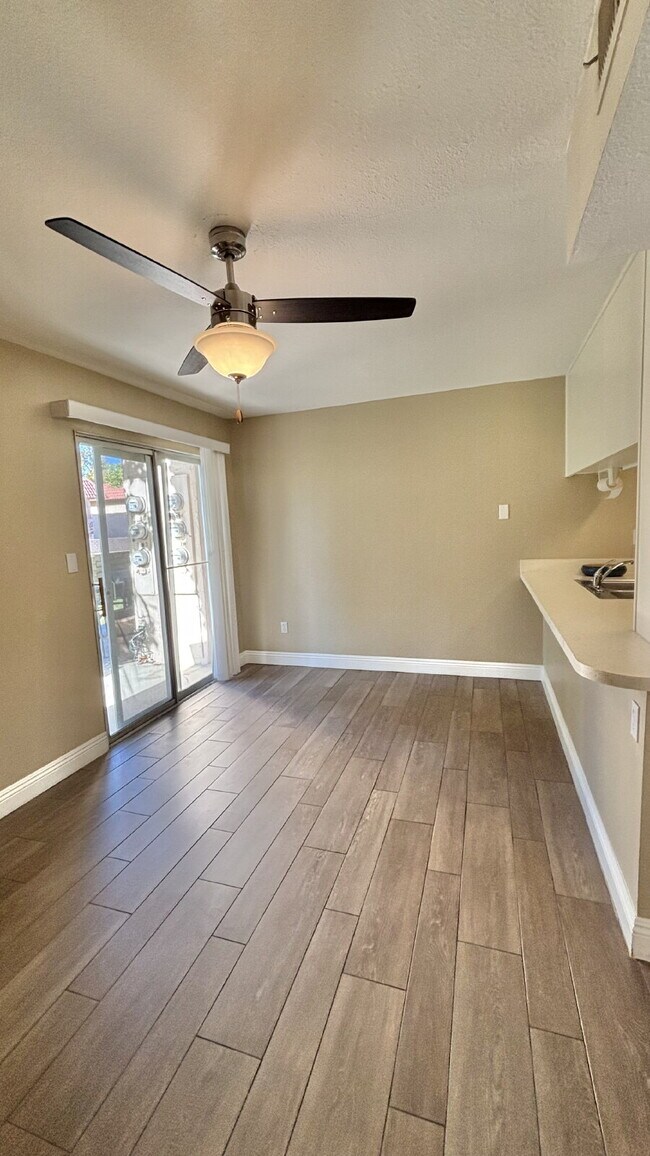 Building Photo - 2 Bedrooms Townhome Availble For Rent in I...