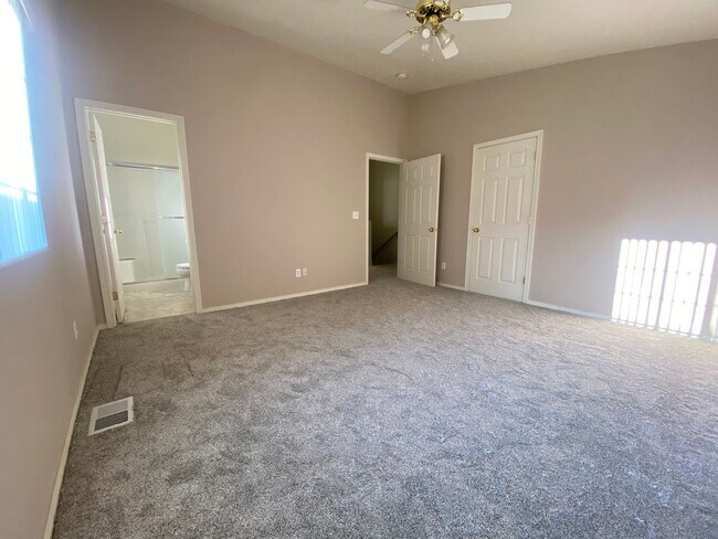 Building Photo - 2 bedroom, 2-1/2 bath condo - close to Mal...