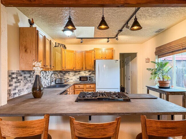 Building Photo - 521 Camino Solano