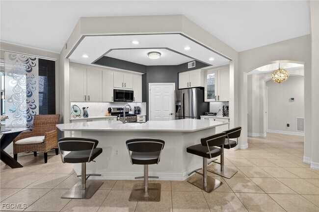 Building Photo - 2001 Tarpon Bay Dr N