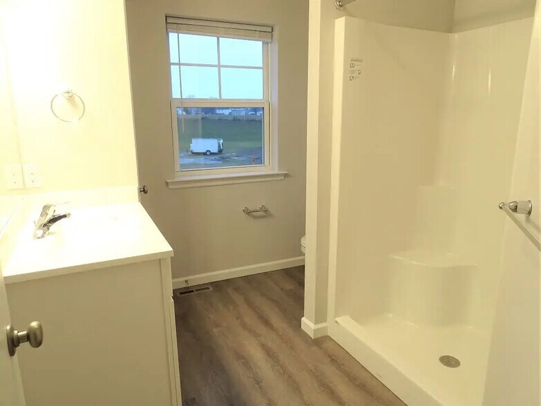 Building Photo - 5 Cobblestone Ct