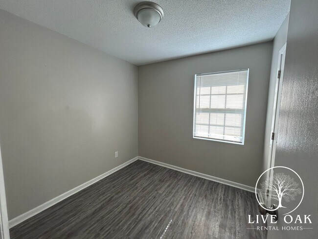 Building Photo - MOVE IN SPECIAL: $500 OFF 1ST MONTH'S RENT!**