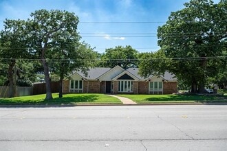 Building Photo - 2237 Norwood Dr