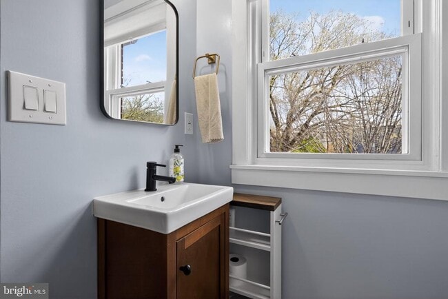 Building Photo - 32 Farragut Pl NW