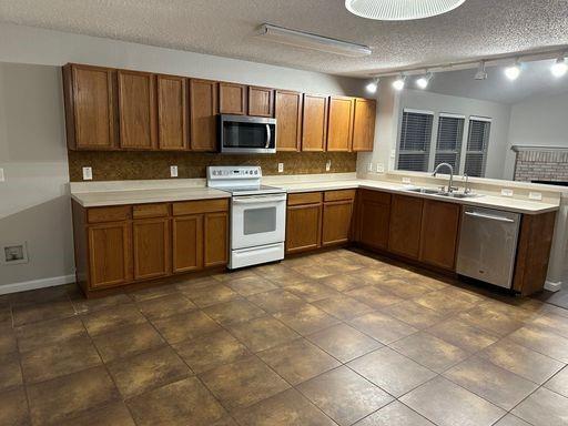 Building Photo - 9328 Goldenview Dr