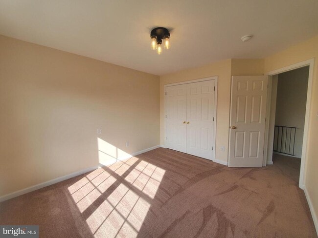 Building Photo - 5 Bandcroft Dr