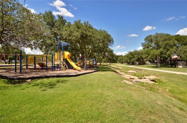 Building Photo - 10110 Woodland Village Dr