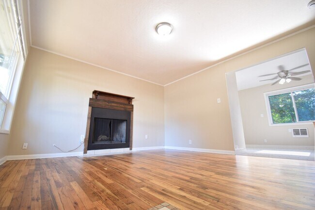 Building Photo - 3 Bedroom 1Bath House, Quiet neighborhood with park across the street