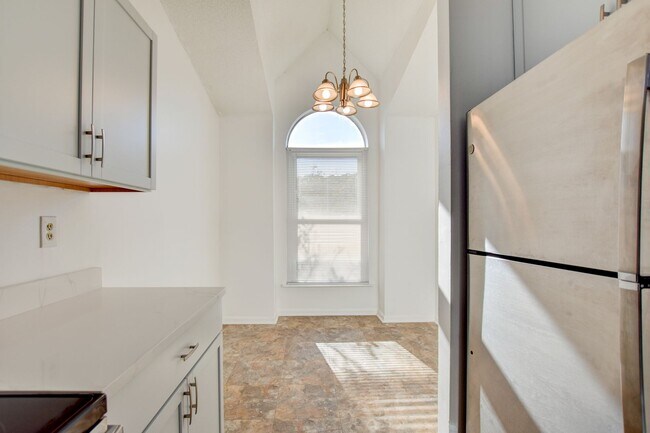 Building Photo - 2 Bedroom 1 full bath in Cedar Lakes