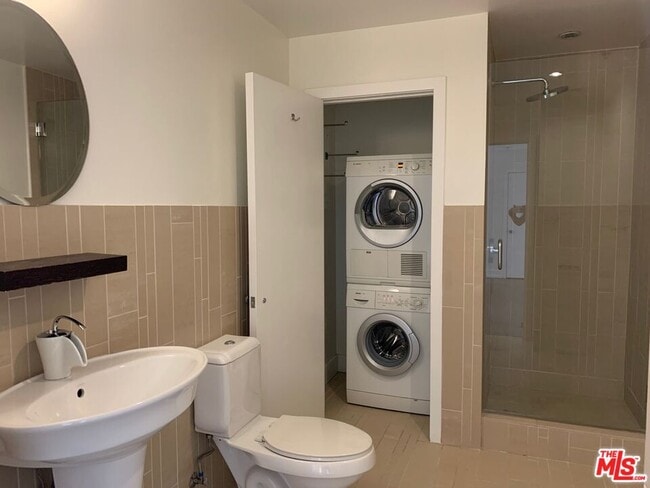 Building Photo - 727 W 7th St