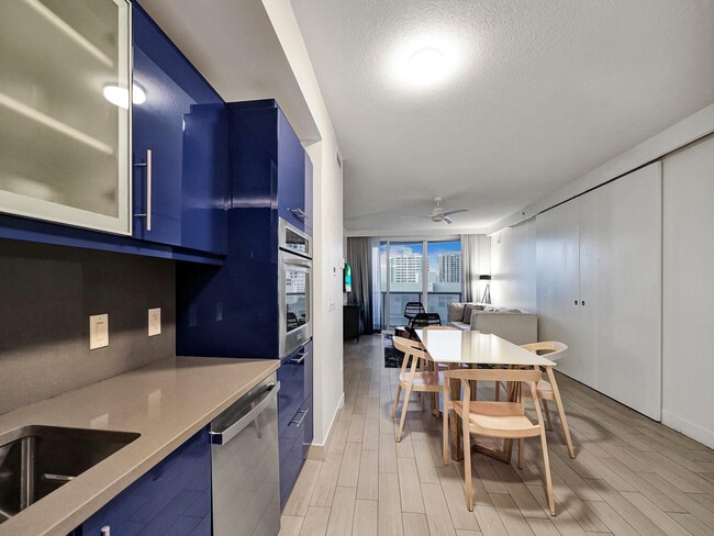 Building Photo - 3101 Bayshore Dr