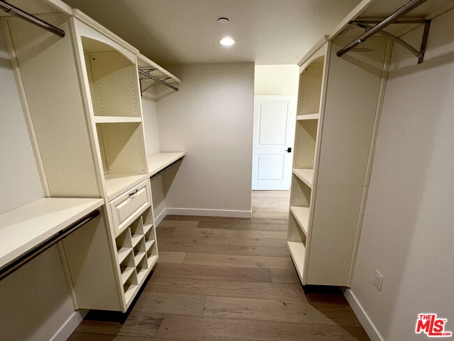 Building Photo - 5019 W Maplewood Ave