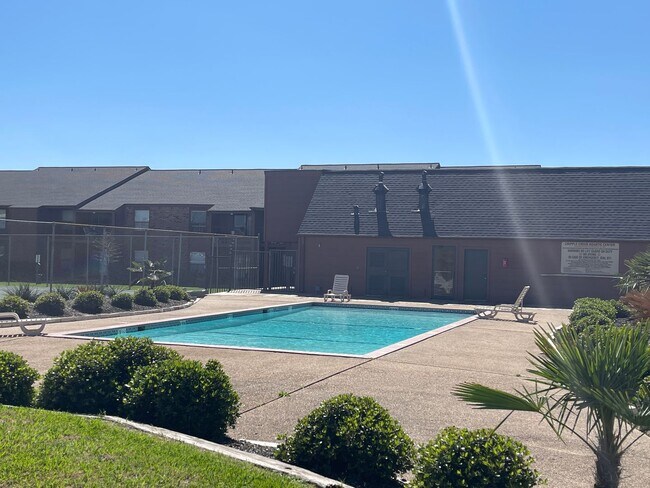 Building Photo - 904 University Oaks Blvd