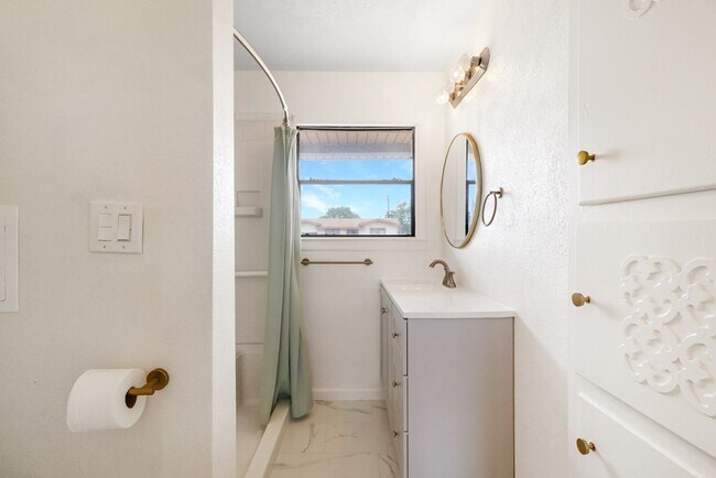 Building Photo - 1402 E 21st St