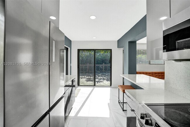 Building Photo - 436 SW 4th Ave