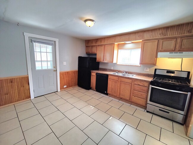 Building Photo - *Spacious & Updated 2BD/2BA Single Family ...