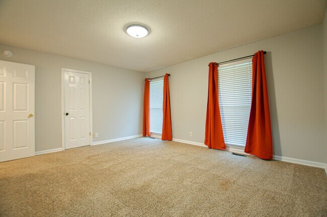 Building Photo - Pet Friendly Three Bedroom!